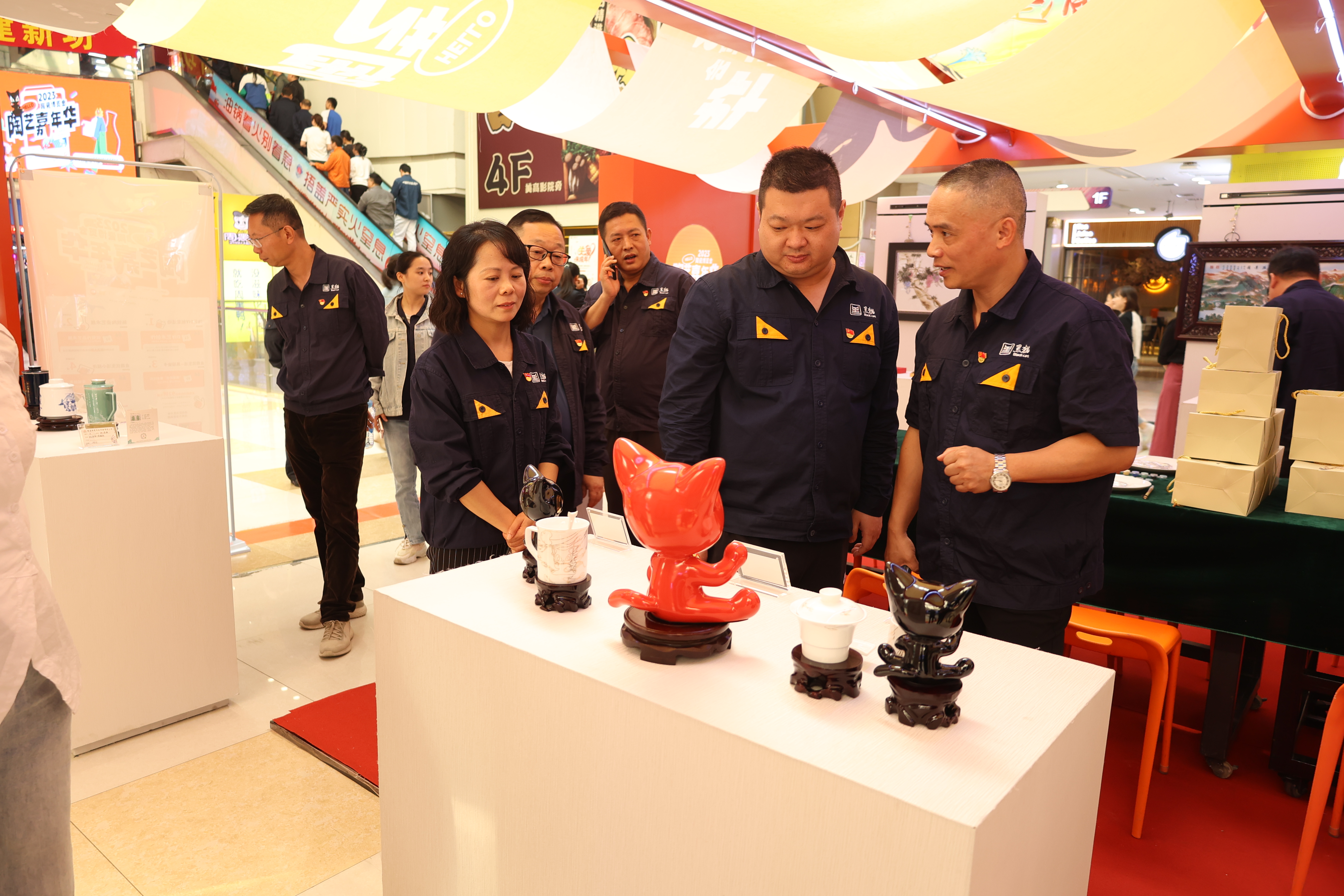 嘉賓走進(jìn)陶藝嘉年華參觀.jpg 嘉賓走進(jìn)陶藝嘉年華參觀.jpg