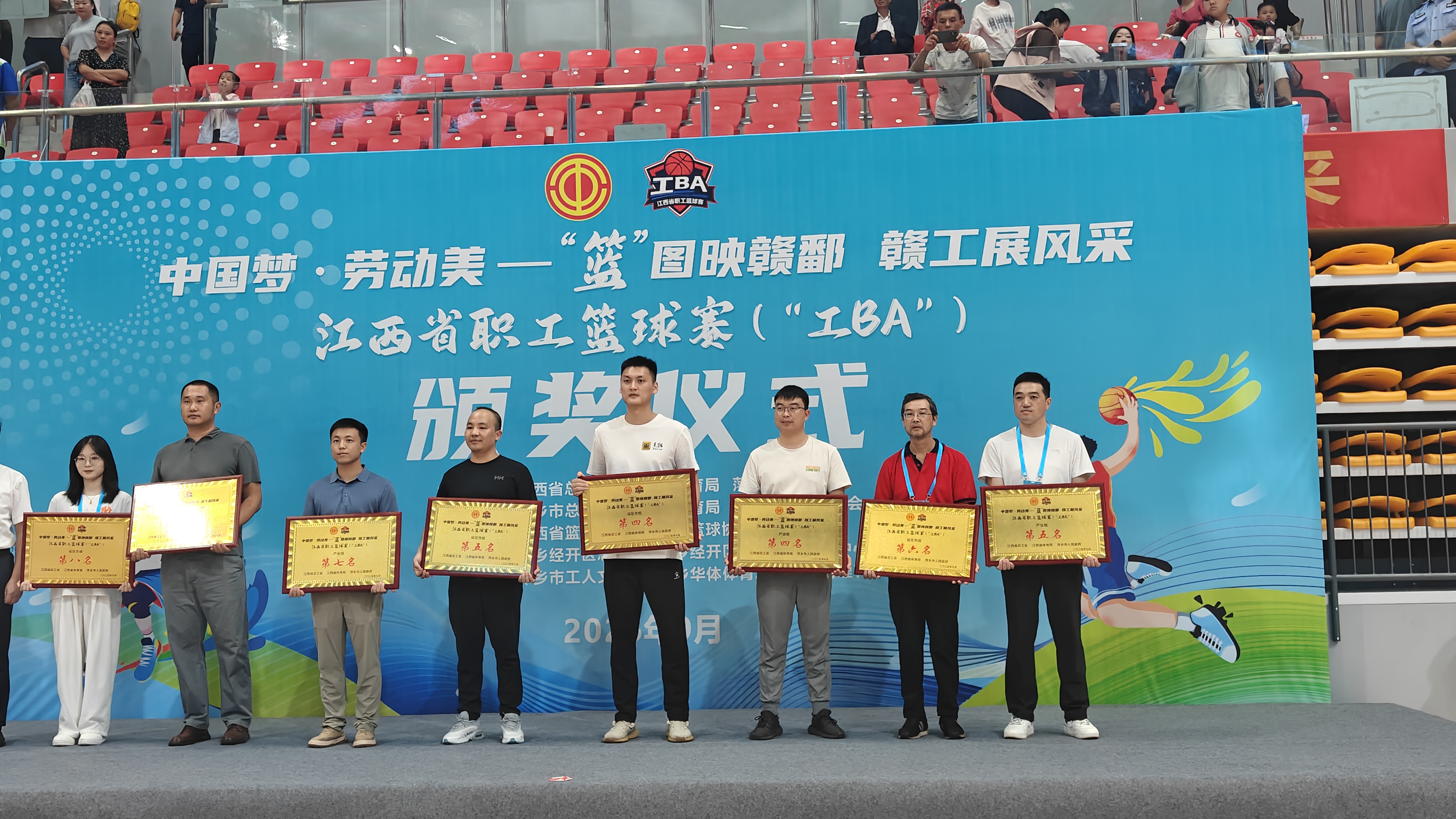 上臺領(lǐng)獎(jiǎng).jpg 上臺領(lǐng)獎(jiǎng).jpg